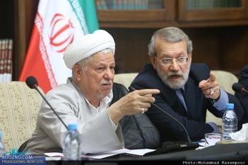 المانيتور:چرا علي لاریجانی مي تواند جای خالی آیت الله هاشمی را پر کند؟