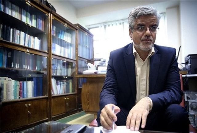 فکر می کنند هر کسی هتاک‌تر باشد انقلابی تر دیده می‌شود