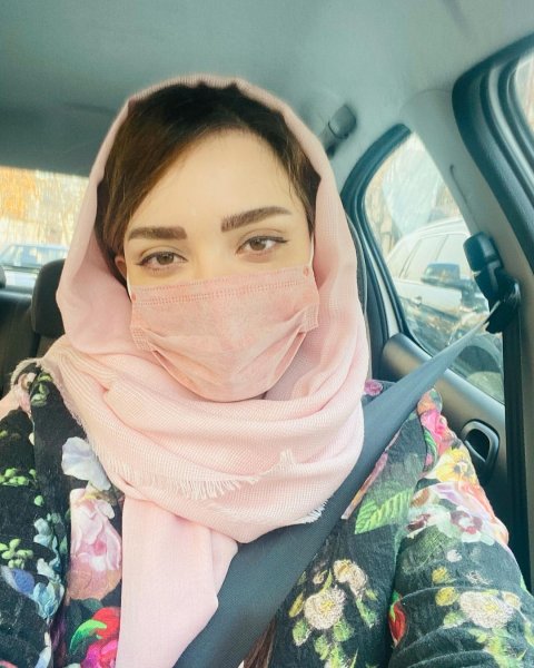 ست کردن رنگ ماسک و روسری توسط بهنوش طباطبایی! عکس ست کردن رنگ ماسک و روسری توسط بهنوش طباطبایی! عکس