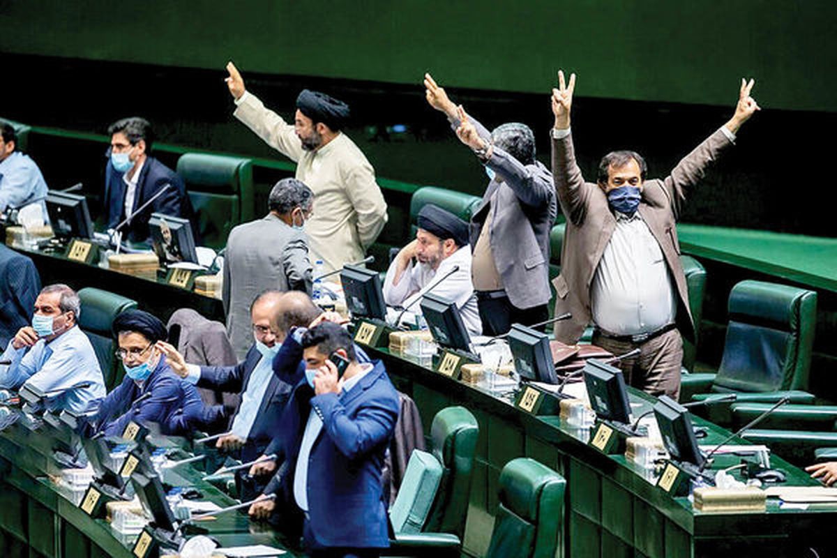 بیانیه ۱۸۰ نماینده مجلس: برخورد با سوء استفاده از فضای مجازی را معطل تصویب طرح صیانت نکنید