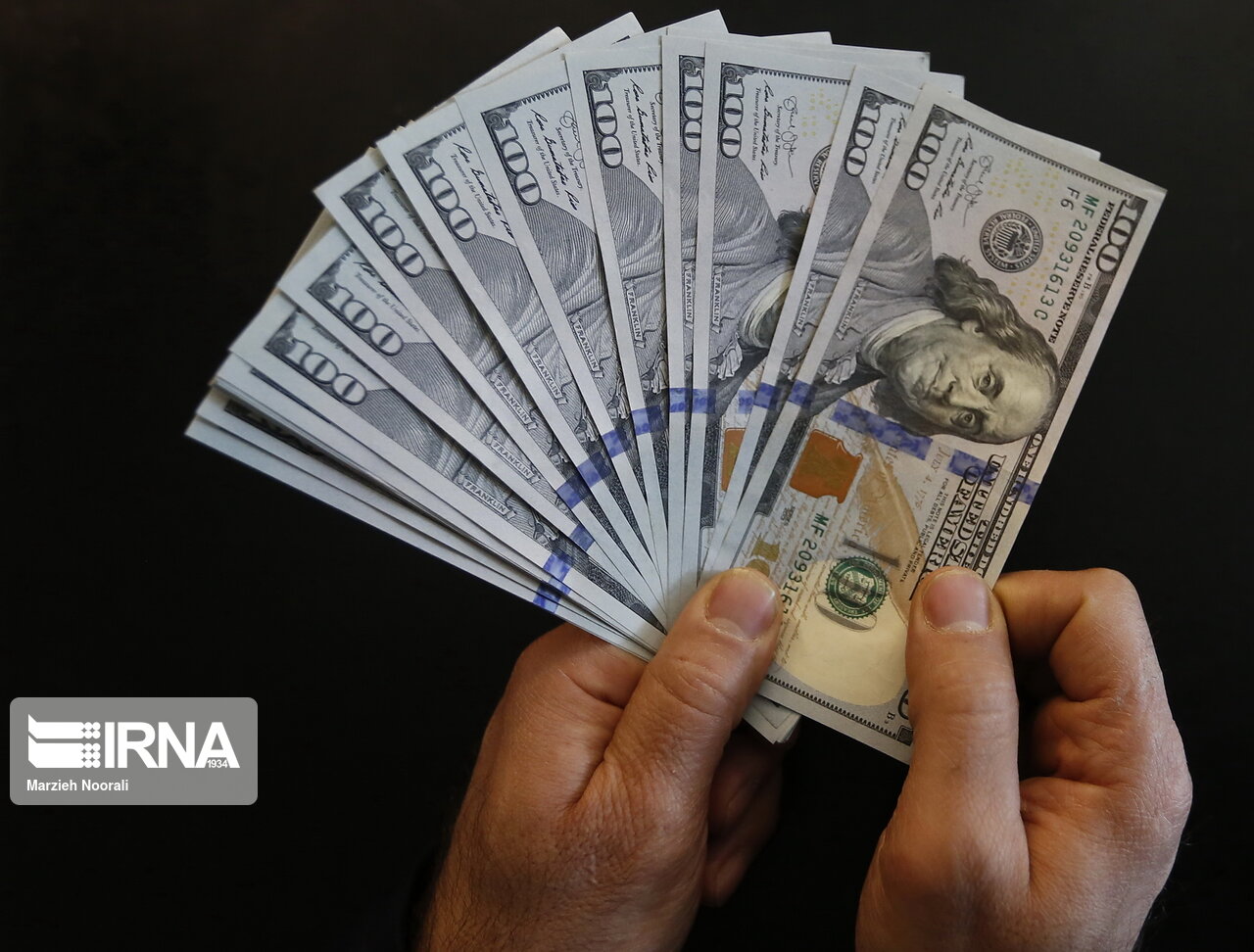 کاهش قیمت دلار در کانال ۲۳ هزار تومان