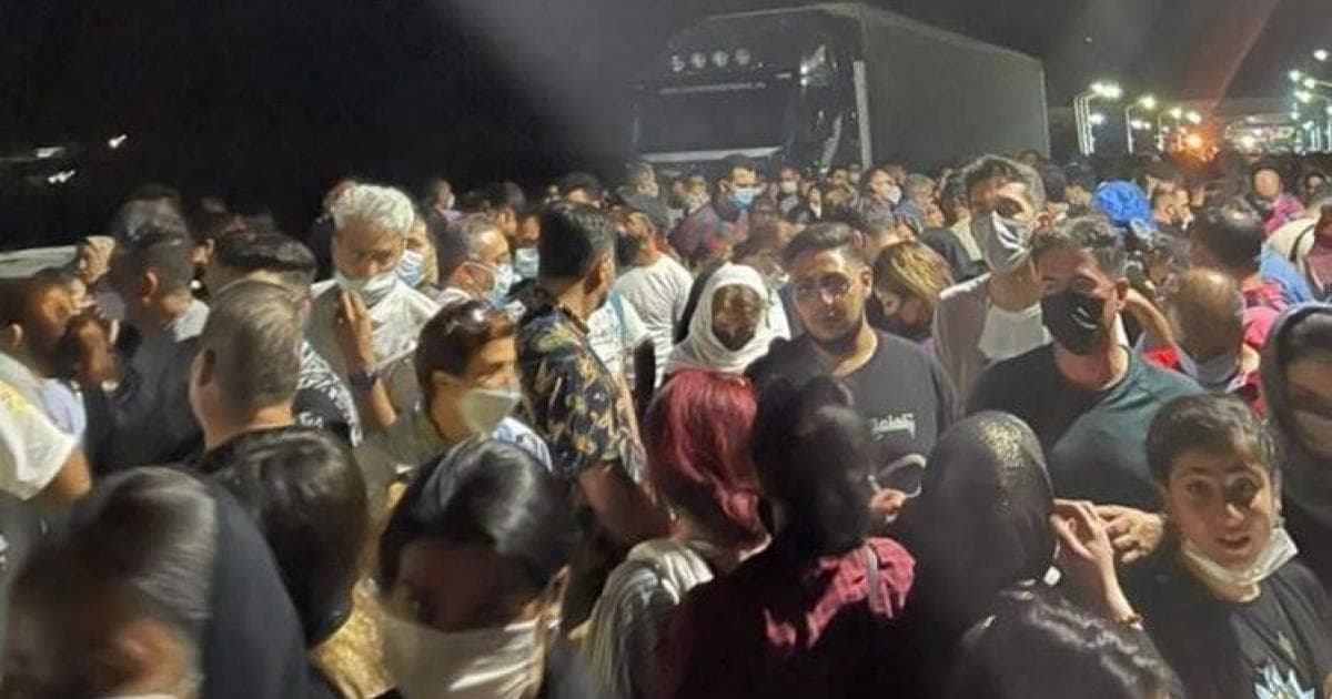 ازدحام بیش از حد مسافران ایرانی در ارمنستان برای واکسیناسیون ازدحام بیش از حد مسافران ایرانی در ارمنستان برای واکسیناسیون