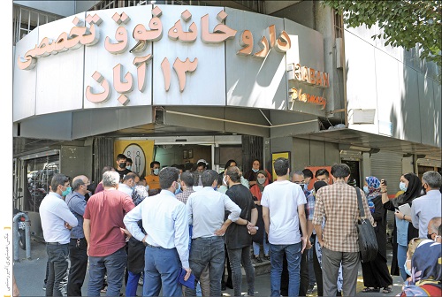 دلیل صفهای طولانی در داروخانههای بزرگ تهران دلیل صفهای طولانی در داروخانههای بزرگ تهران