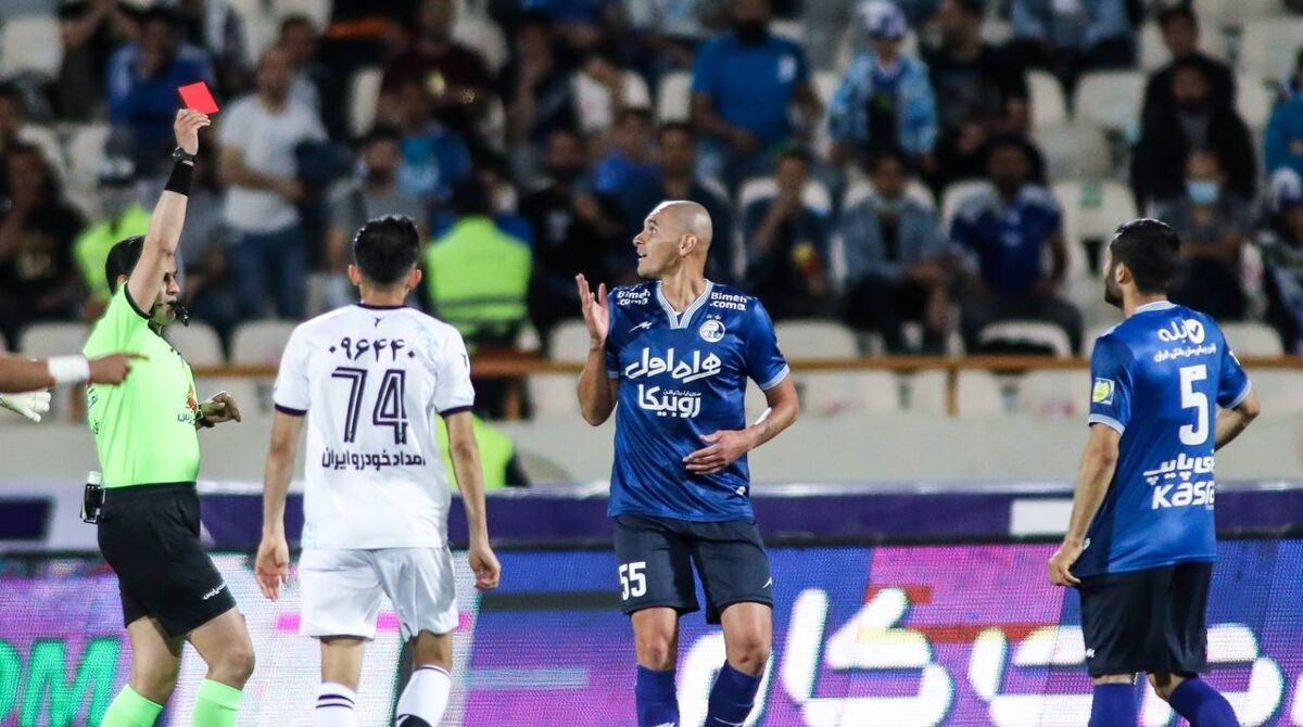 دردسر بزرگ برای داور دیدار استقلال - پیکان ؛ ضرر آبی ها از داوری ؟!