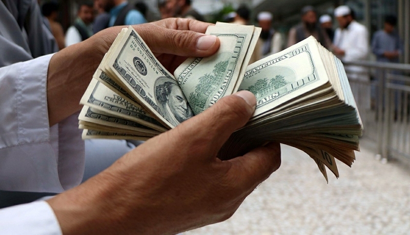تیم اقتصادی دولت در خواب، دلار سوار بر قطار ترمز بریده / بی خیالی عجیب مسئولان در قبال افزایش روزافزون نرخ ارز / حتی از راه حل های فضایی خودشان هم خبری نیست!