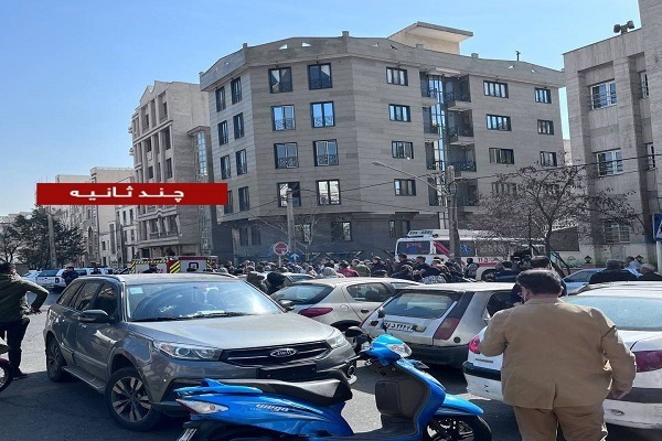 ادامه ماجراى مسموميت ها: تجمع خانواده ها در مقابل يك دبستان در نارمك