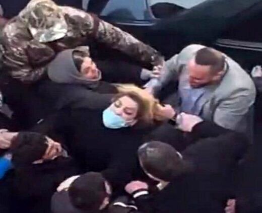روایت جدید رسانه اصولگرا از علت «ضرب و شتم زن معترض مسمومیت‌ها» مقابل مدرسه