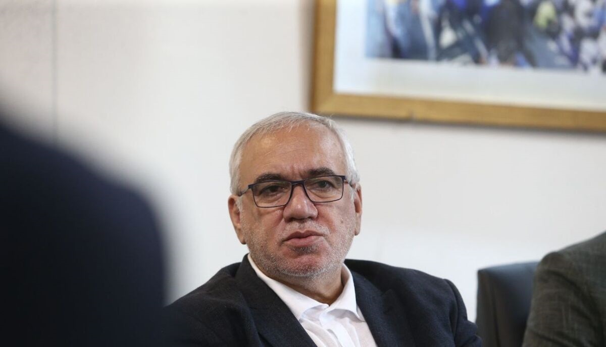 علی فتحاللهزاده آجورلو را شست و پهن کرد علی فتحاللهزاده آجورلو را شست و پهن کرد