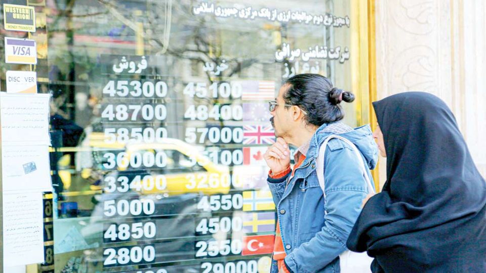عقب‌نشینی دلار
