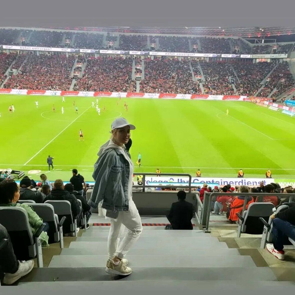 مهناز افشار به تماشای بازی سردار آزمون نشست/عکس مهناز افشار به تماشای بازی سردار آزمون نشست/عکس