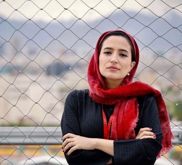 استایل جدید نگار جواهریان با روسری قرمز/عکس