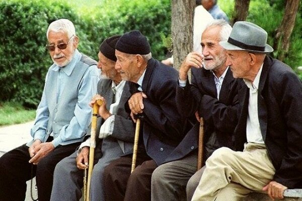 بازنشستگان همچنان در انتظار افزایش حقوق