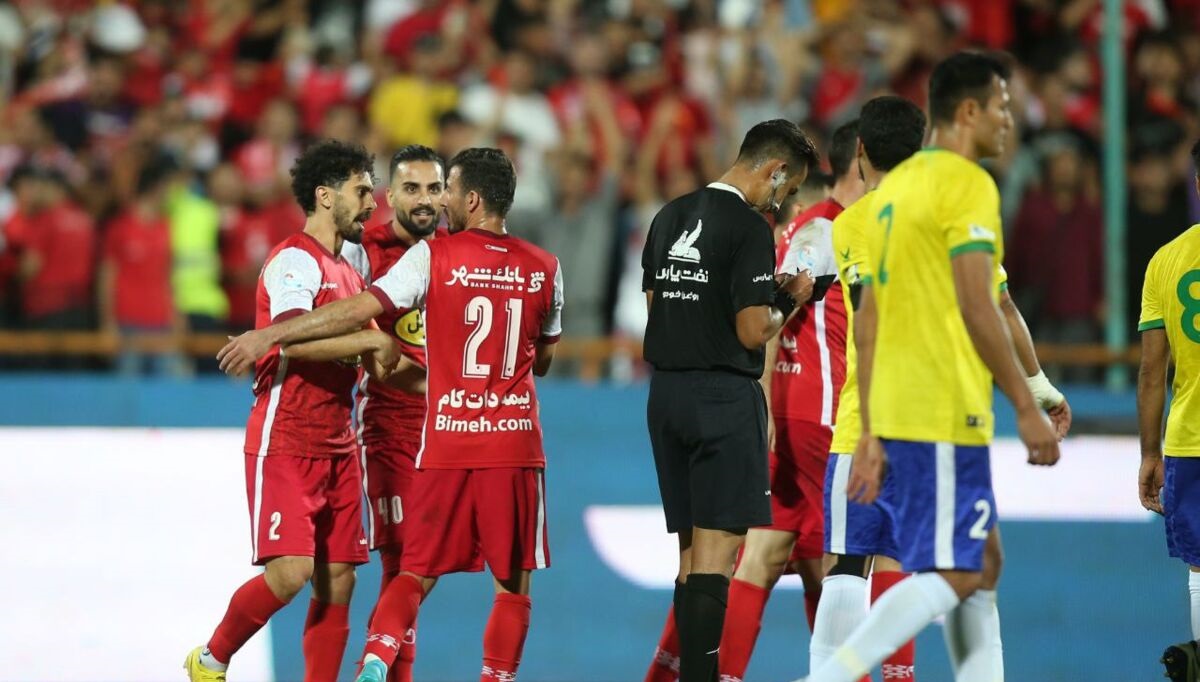 پرسپولیس از استقلال عبور کرد پرسپولیس از استقلال عبور کرد