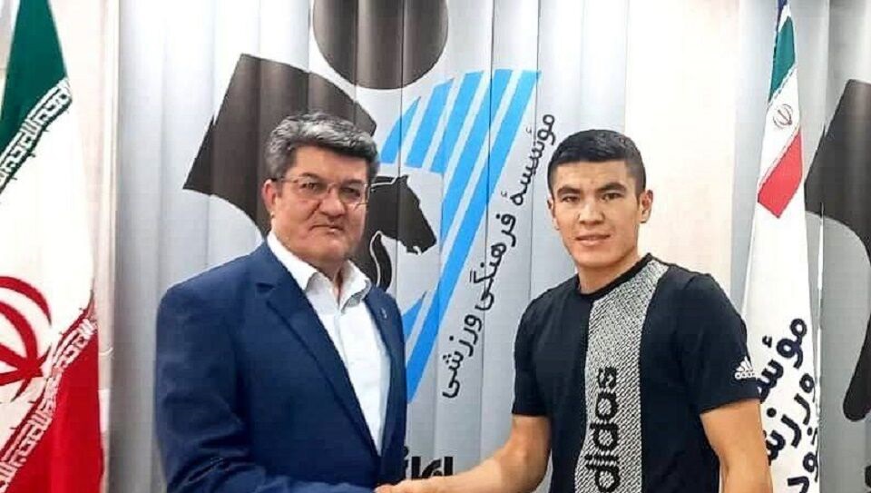 مهاجم جنجالی پرسپولیس آبی پوش شد مهاجم جنجالی پرسپولیس آبی پوش شد