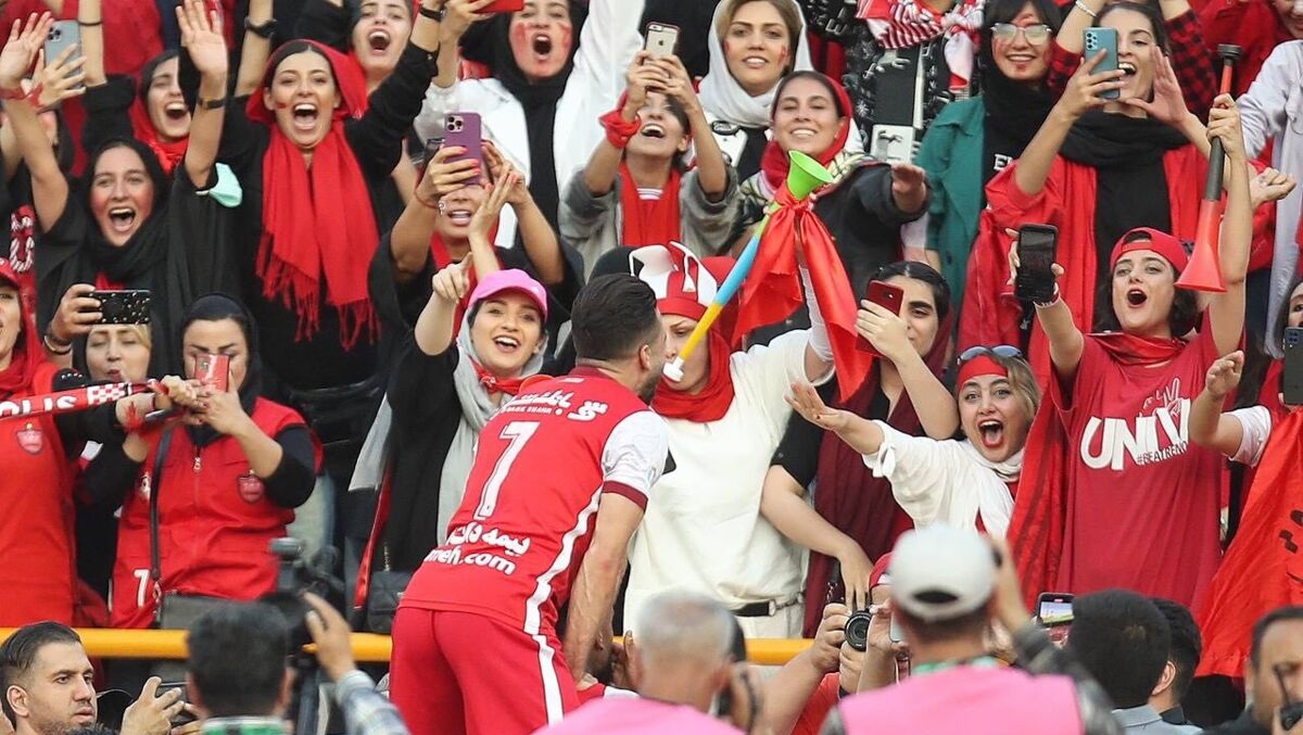 جوگیر شدن فریاد سروش رفیعی مقابل دختران پرسپولیسی جوگیر شدن فریاد سروش رفیعی مقابل دختران پرسپولیسی