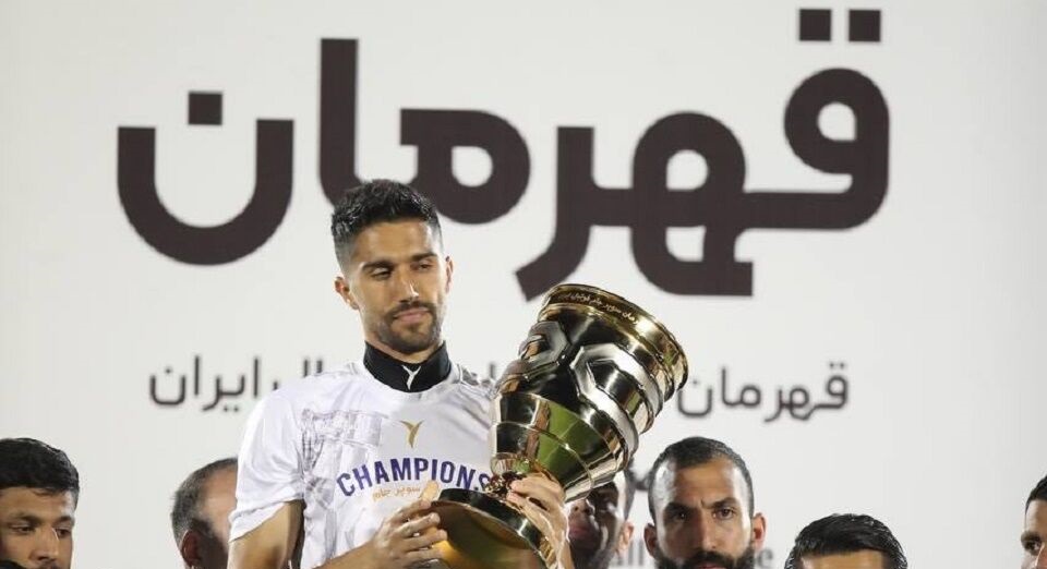 کاپیتان استقلال گوی و میدان را از گلرهای تیم ملی ربود کاپیتان استقلال گوی و میدان را از گلرهای تیم ملی ربود