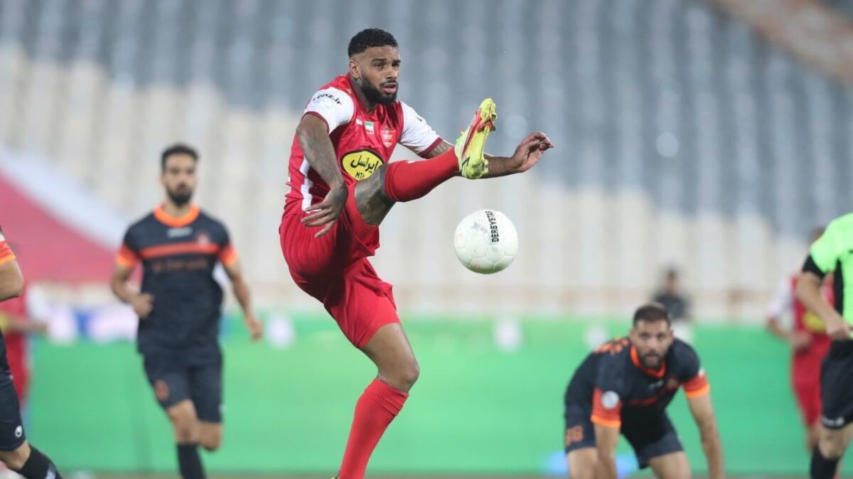 جذاب ترین ستاره پرسپولیس از همه گذر کرد جذاب ترین ستاره پرسپولیس از همه گذر کرد