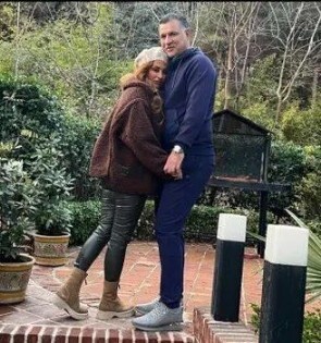 عکس عاشقانه علی دایی در بغل همسرش عکس عاشقانه علی دایی در بغل همسرش