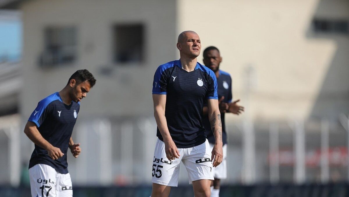 سر ستاره خارجی استقلال کلاه گذاشتند! سر ستاره خارجی استقلال کلاه گذاشتند!