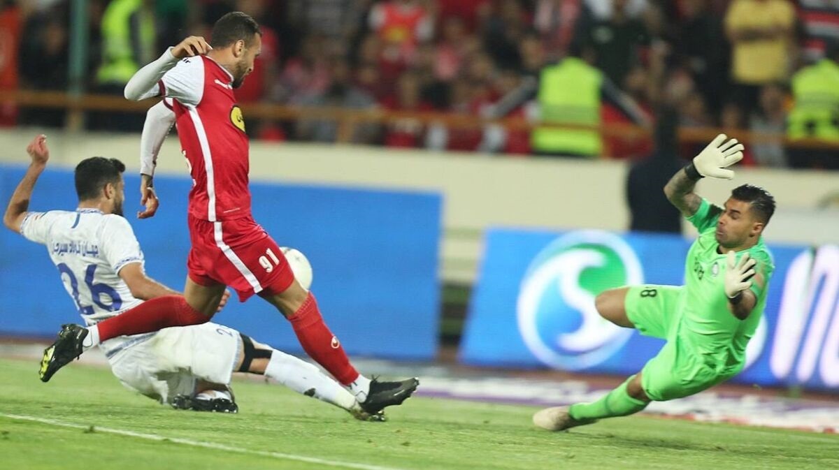 دو ستاره پرسپولیس روی اعصاب امید عالیشاه دو ستاره پرسپولیس روی اعصاب امید عالیشاه