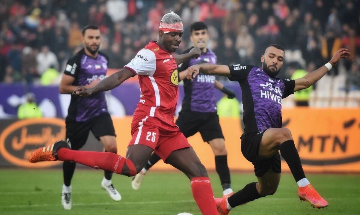 قهرمانی آقای گل استقلال با پیراهن پرسپولیس قهرمانی آقای گل استقلال با پیراهن پرسپولیس