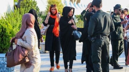 احکام قضایی عجیب علیه دختران و زنان بی‌حجاب/ شستن میت مجازات بی حجابی شد؟