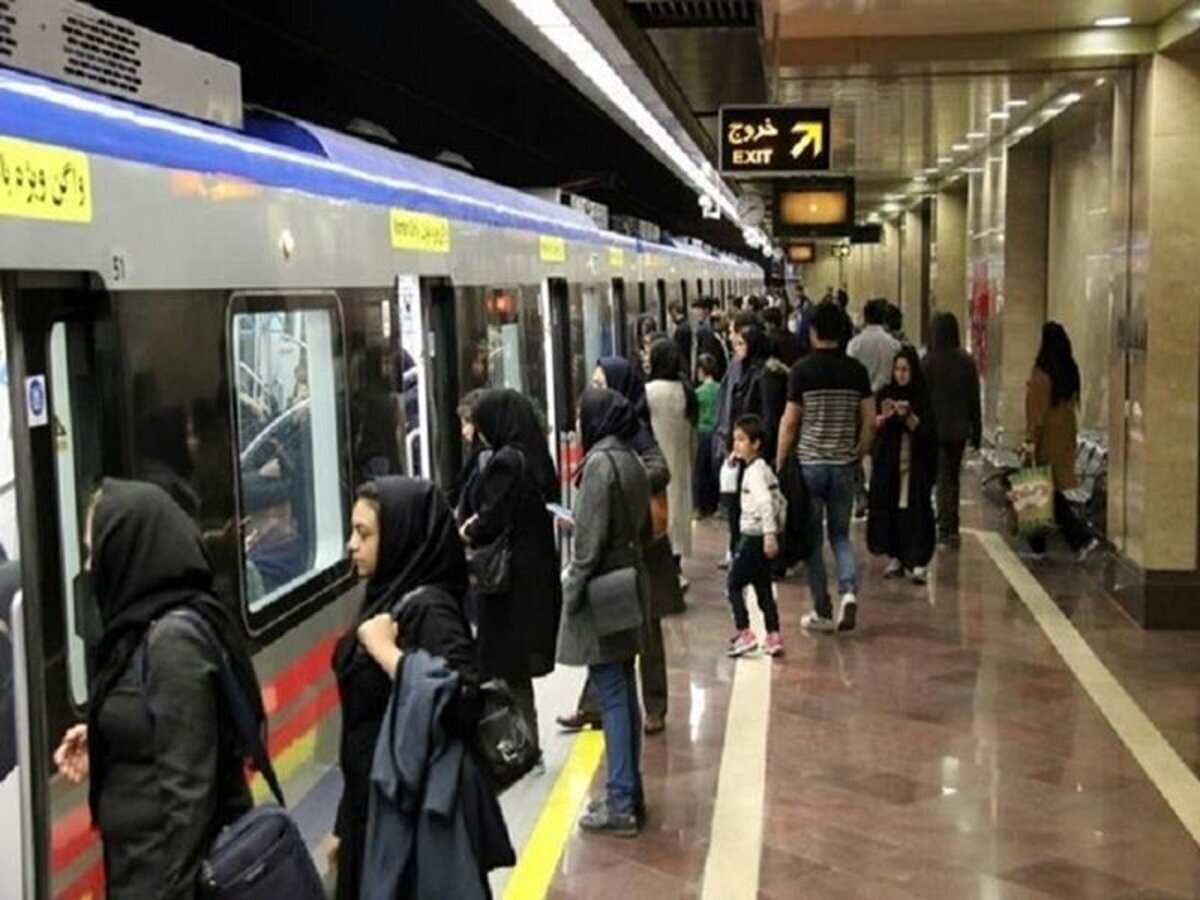 واکنش چمران به بکارگیری نیروهای حجاب‌بان توسط شهرداری: در این خصوص در شورا نظر خواهی نشده / تا نیروی انتظامی نباشد، گذاشتن این افراد در مترو به نتیجه نمی‌رسد؛ مگر اینکه نیروی انتظامی هم باشد / هر روز پیامک‌های زیاد به من زده می‌شود که در مترو بی‌حجابی است