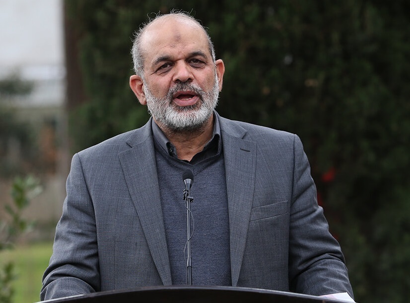 وزیر کشور: تذکر حجاب در مترو، ظاهرا توسط گروه‌های مردمی انجام می‌شود / ما مجوز خاصی برای این کار نداده‌ایم / کارشان در چارچوب امر معروف و نهی از منکر است / همه مردم برای این کار وظیفه دارند / این کار باید با ادبیات خوب و صرفا تذکر لسانی انجام شود؛ این گروه‌ها در همین حد مجاز هستند
