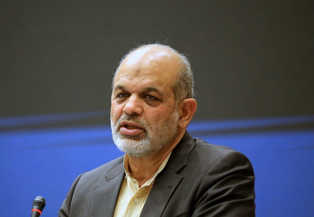 وزیر کشور: تیراندازی مقابل مجلس به هیچ وجه امنیتی نبود / فردی براساس مسائل شخصی تیراندازی کرده بود / این فرد اهل و ساکن یکی از شهرستان‌های جنوبی کشور بود / او با یک سلاح شکاری ۴ تیر هوایی شلیک کرد که بلافاصله خلع سلاح و دستگیر شد / در این تیراندازی به هیچ کس آسیبی نرسیده