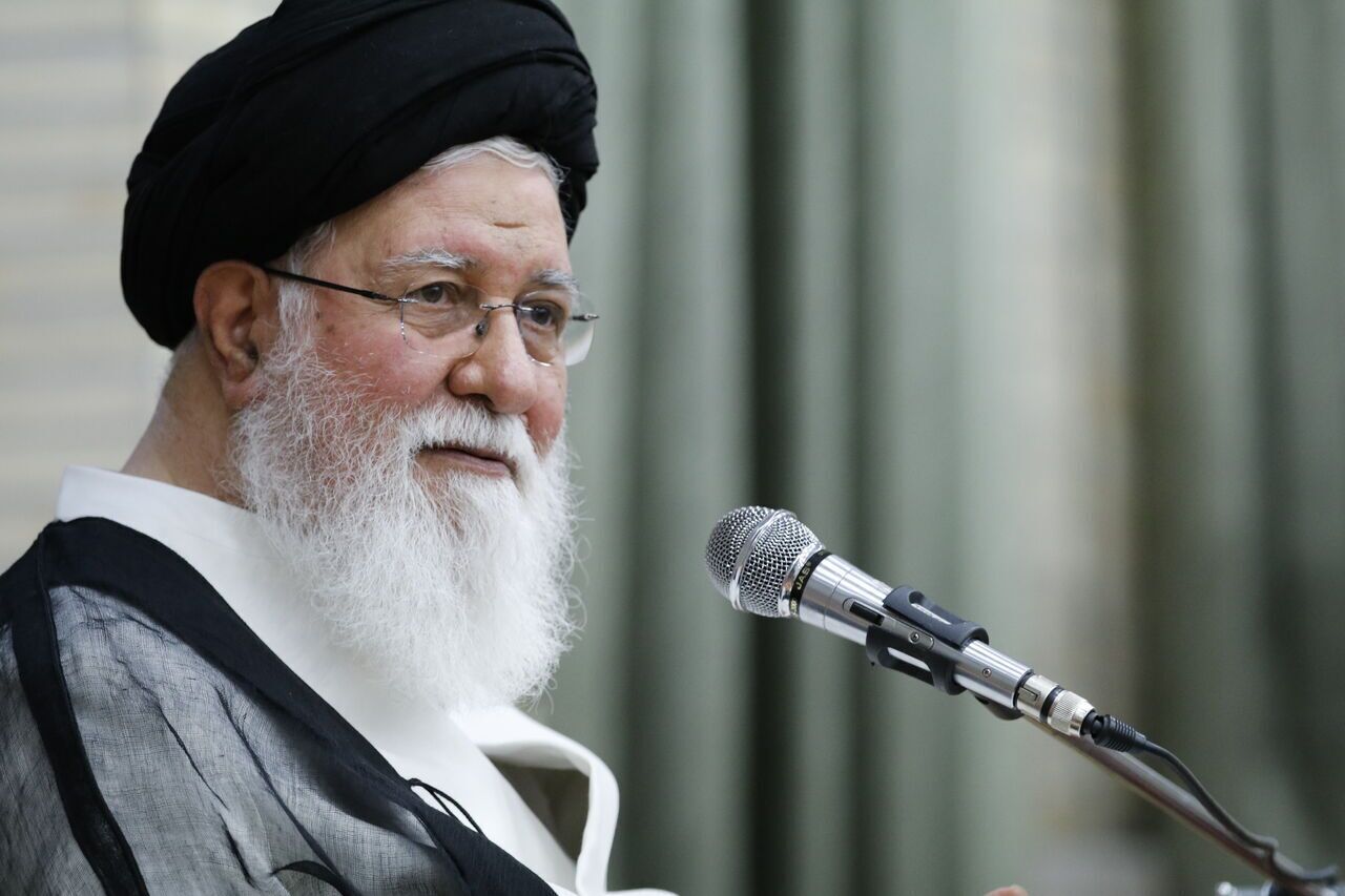حملات تند علم الهدی به نخبگان: مهاجرت می کنند چون به دنبال درآمدهای آن‌چنانی و خودرو لوکس سوار شدن هستند /من چه امکاناتی دارم؟