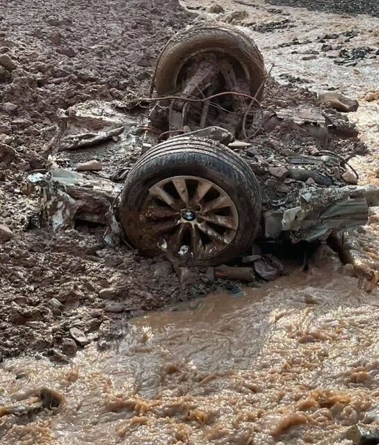 مچاله شدن یک خودرو در گل و لایِ جاده کندوان