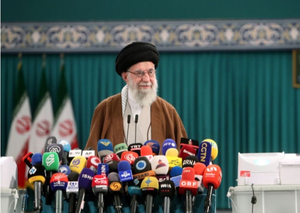 مقام معظم رهبری پس از انداختن رای خود به صندوق: شنیدم که شوق و علاقه مردم بیشتر از قبل است، خداکند این‌طور باشد / در مرحله دوم انتخابات مردم باید همتشان بیشتر باشد تا کار را تمام کنند و فردا رئیس‌جمهورمان را داشته باشیم