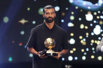 عکس | ذوقزدگی پدر رامین رضاییان برای توپ طلای پسرش عکس | ذوقزدگی پدر رامین رضاییان برای توپ طلای پسرش