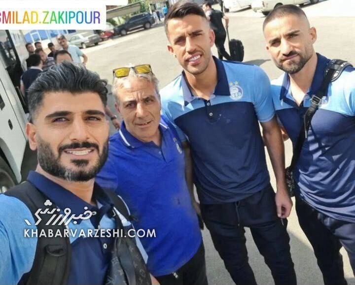 عکس| رامین رضاییان به استقلالی‌ها چسبید/ شاگردان نکونام بمب روحیه در مسیر ترکیه