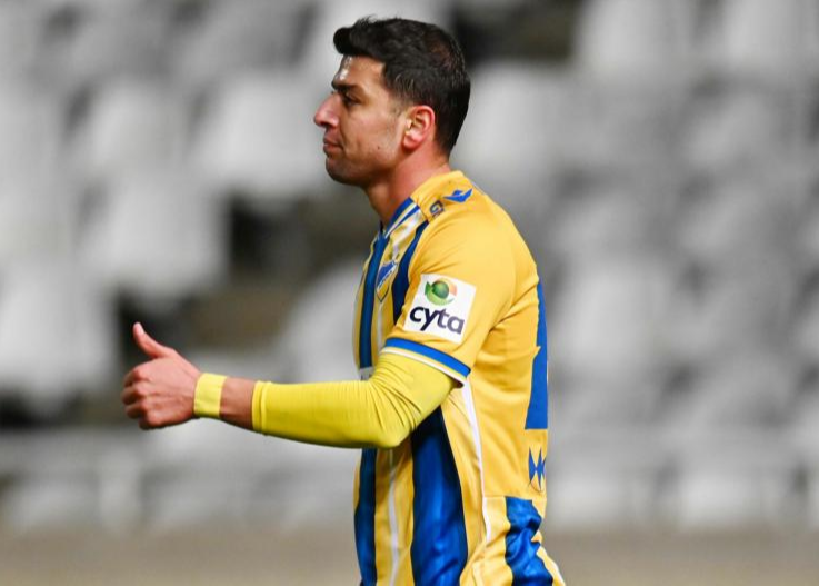 ژستهای مهری مقابل ویترین پرسپولیس جنجالی شد ژستهای مهری مقابل ویترین پرسپولیس جنجالی شد