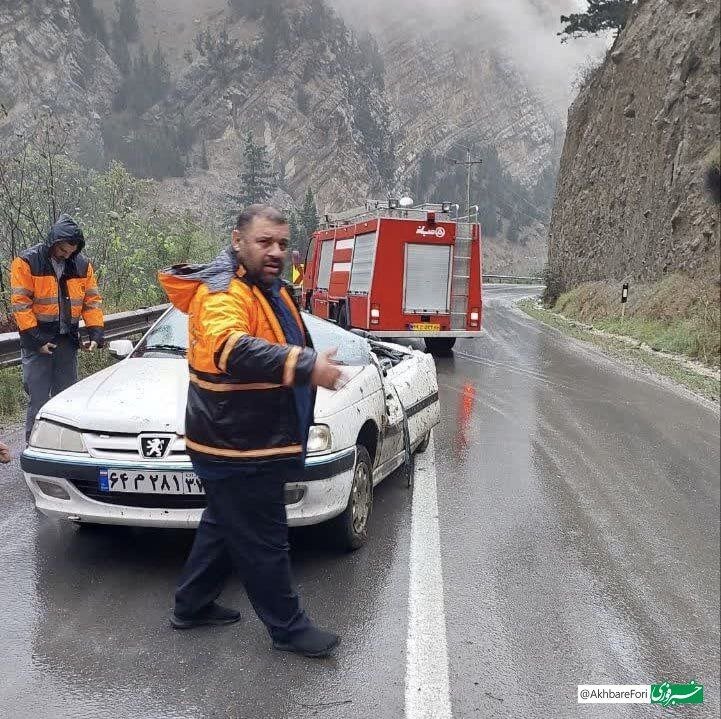 سقوط سنگ روی خودرو در جاده چالوس؛ پژو مچاله شد
