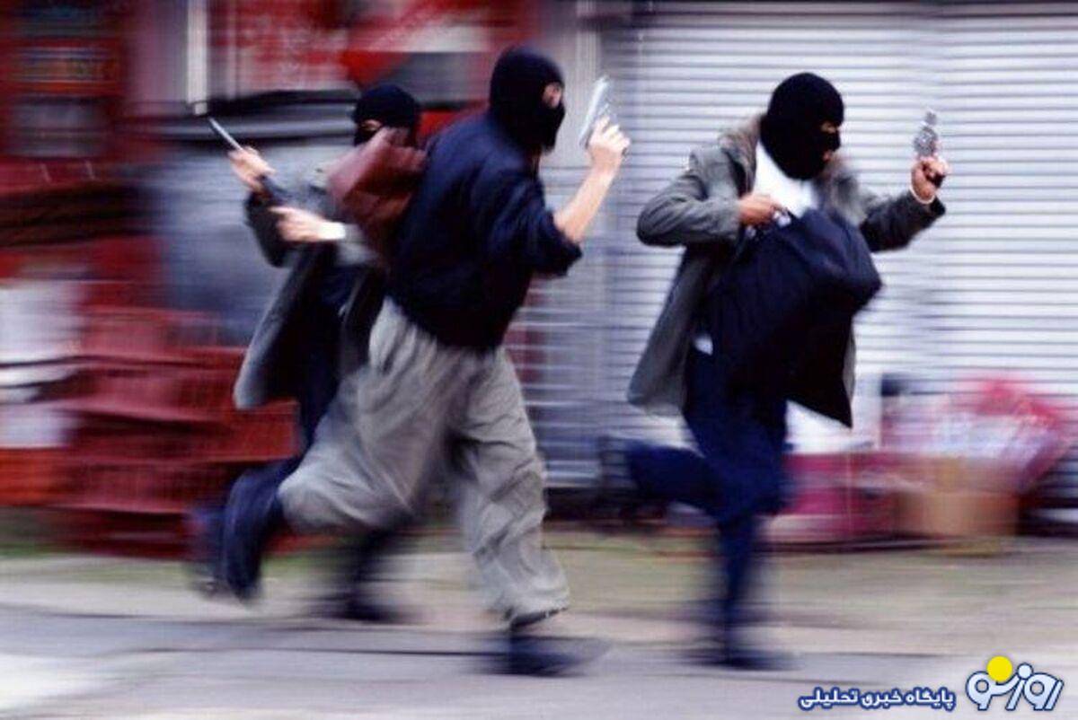 سرقت ۱۵ میلیونی از بانک ملی زاهدان؛ ۲شهروند مجروح شدند سرقت ۱۵ میلیونی از بانک ملی زاهدان؛ ۲شهروند مجروح شدند