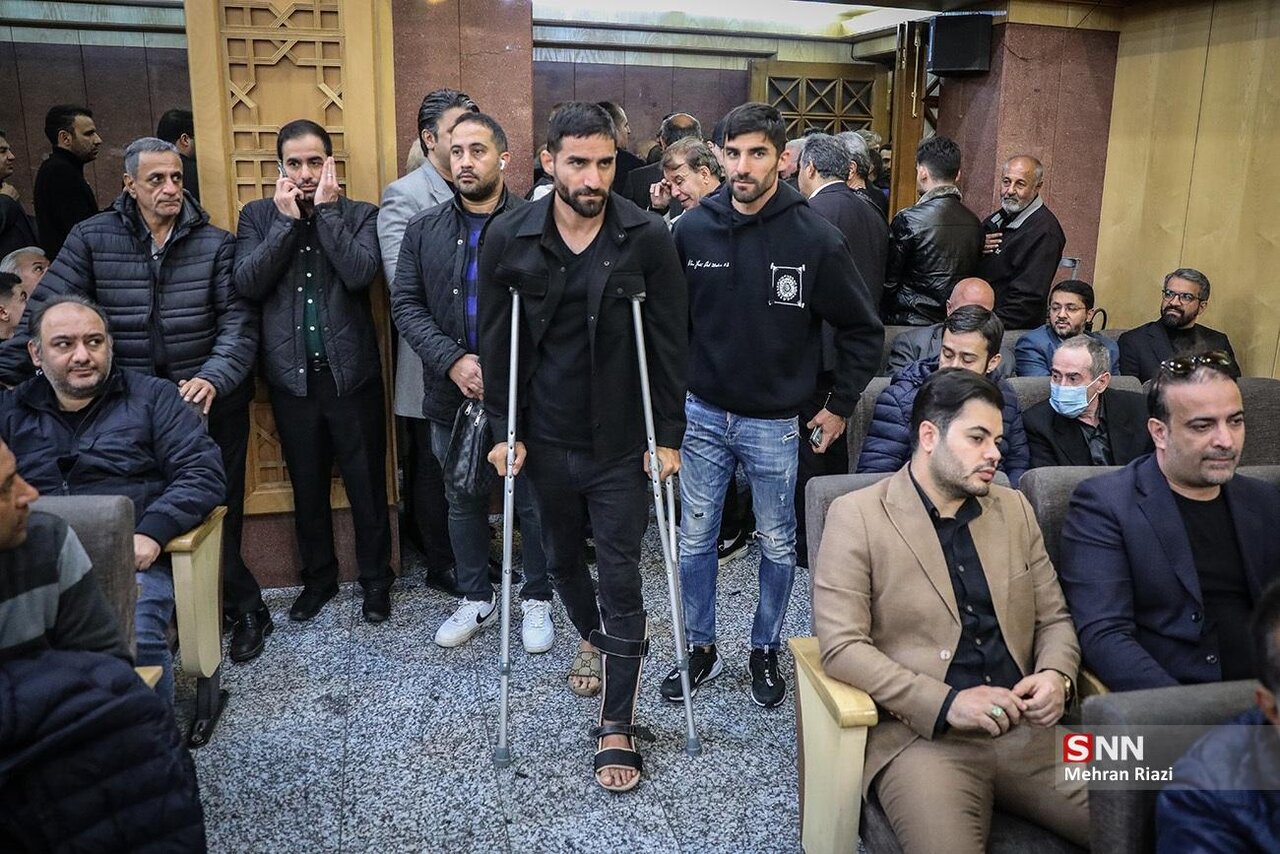 ستاره استقلال با عصا در مراسم ختم