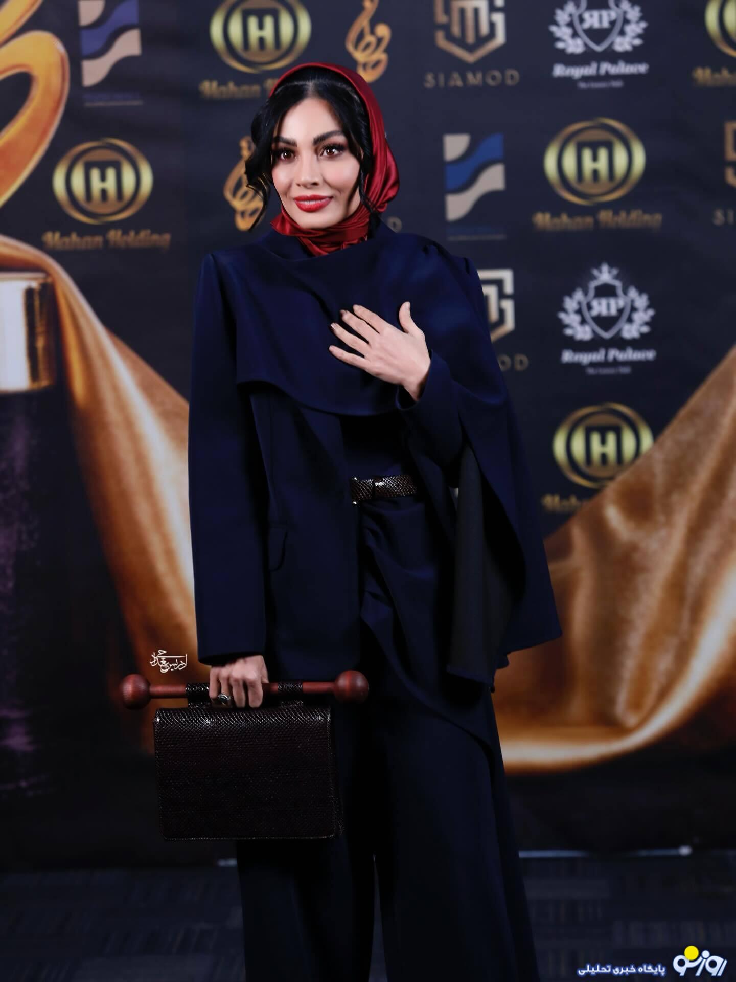 صحرا اسدالهی همراه با کیفی با دسته‌های گوشت کوبی!