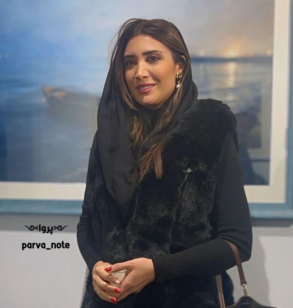 نیکی مظفری در افتتاحیه‌ی گالری «آرامه»