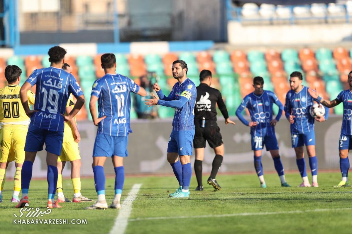 عارف غلامی: حال ما و مردم، مثل همین چمن خراب است عارف غلامی: حال ما و مردم، مثل همین چمن خراب است