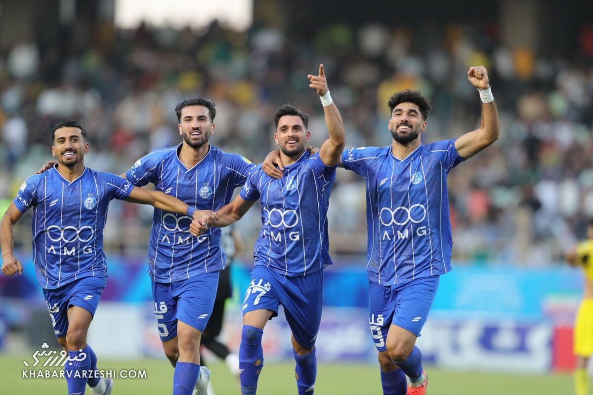 خوشحالی یک بازیکن از درگیری دو بازیکن با تجربه استقلال در تمرین خوشحالی یک بازیکن از درگیری دو بازیکن با تجربه استقلال در تمرین