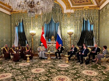 دستیار پوتین: در مذاکرات سران روسیه و عمان موضوع هسته‌ای ایران مطرح شد