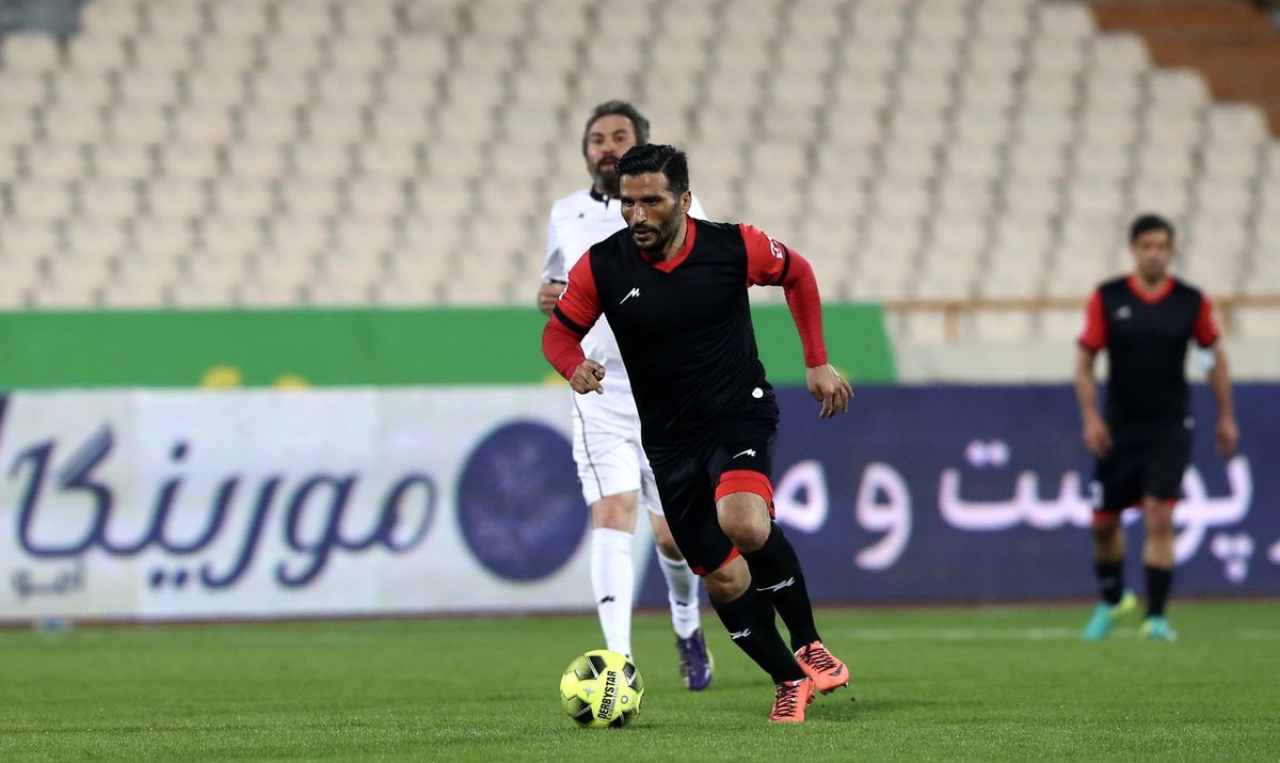 استوری جواد کاظمیان از محل دفن الهه حسین نژاد با پرچم پرسپولیس
