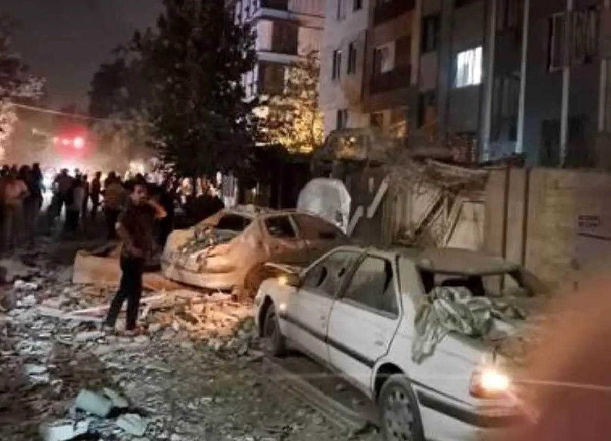 ایسنا: ساختمانهای مسکونی در سعادتآباد، نوبنیاد، شهرک محلاتی و کوهک تهران هدف حملات اسرائیل قرار گرفتهاند / در خیابان فرحزاد یک ساختمان دچار حریق شد؛ پیکر مادر و کودکی در محل مشاهده شده / از میدان کلاهدوز، ستونی از دود بلند شده / طبقه ششم یک ساختمان در سعادت آباد مورد اصابت قرار گرفته؛ دستور تخلیه اطراف ساختمان صادر شده / ۵ شهید و ۲۰ مجروح از ساختمان آسیب دیده از نارمک خارج شده ایسنا: ساختمانهای مسکونی در سعادتآباد، نوبنیاد، شهرک محلاتی و کوهک تهران هدف حملات اسرائیل قرار گرفتهاند / در خیابان فرحزاد یک ساختمان دچار حریق شد؛ پیکر مادر و کودکی در محل مشاهده شده / از میدان کلاهدوز، ستونی از دود بلند شده / طبقه ششم یک ساختمان در سعادت آباد مورد اصابت قرار گرفته؛ دستور تخلیه اطراف ساختمان صادر شده / ۵ شهید و ۲۰ مجروح از ساختمان آسیب دیده از نارمک خارج شده