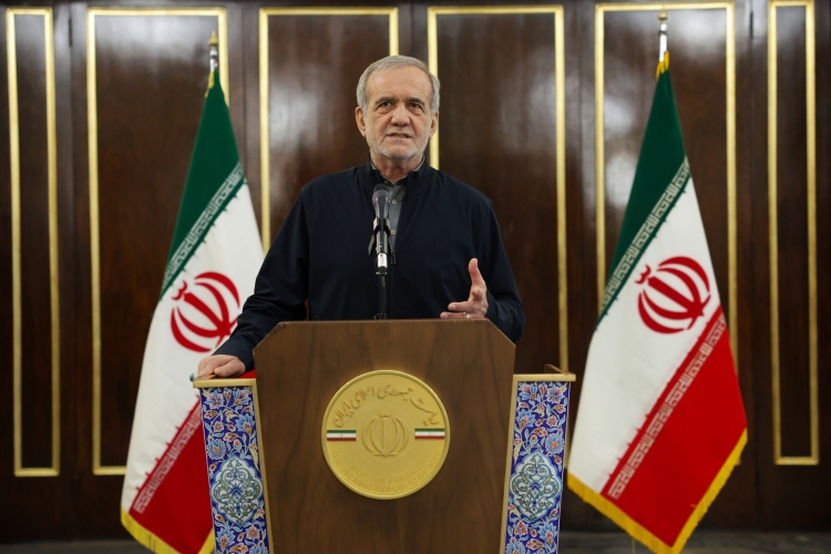 پزشکیان: پاسخ مشروع و قدرتمند ایران، دشمن را از اقدام احمقانه خود پشیمان خواهد کرد/ از ملت شریف ایران می‌خواهم با پرهیز از توجه به شایعات و همراهی و اعتماد به مسئولان، زمینه عبور هر چه قدرتمندانه‌تر از این شرایط را برای کشور فراهم سازند / این اطمینان را می‌دهم که دولت با تمام توان و وجود خود خدمتگزاری به ملت عزیز را تداوم خواهد داد و اختلالی در روند جاری زندگی عمومی ایجاد نخواهد شد