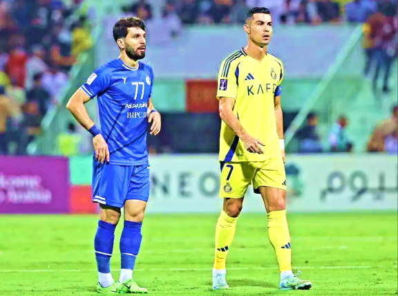 کریستیانو رونالدو مهاجم النصر عربستان در مقابل جلال الدین ماشاریپوف وئینگر استقلال تهران
