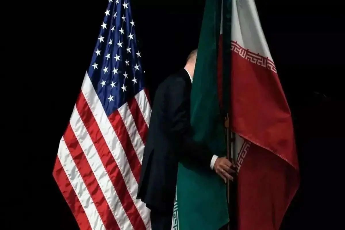 گاردین: ترامپ تمایل شگفتانگیزی برای رسیدن به توافق با ایران از خود نشان داده/ برخی میانجیها پیشنهاد کردهاند که تهران میتواند علاوه بر ادامه غنیسازی داخلی، یک کنسرسیوم هستهای صلحآمیز نیز با عربستان تشکیل دهد گاردین: ترامپ تمایل شگفتانگیزی برای رسیدن به توافق با ایران از خود نشان داده/ برخی میانجیها پیشنهاد کردهاند که تهران میتواند علاوه بر ادامه غنیسازی داخلی، یک کنسرسیوم هستهای صلحآمیز نیز با عربستان تشکیل دهد