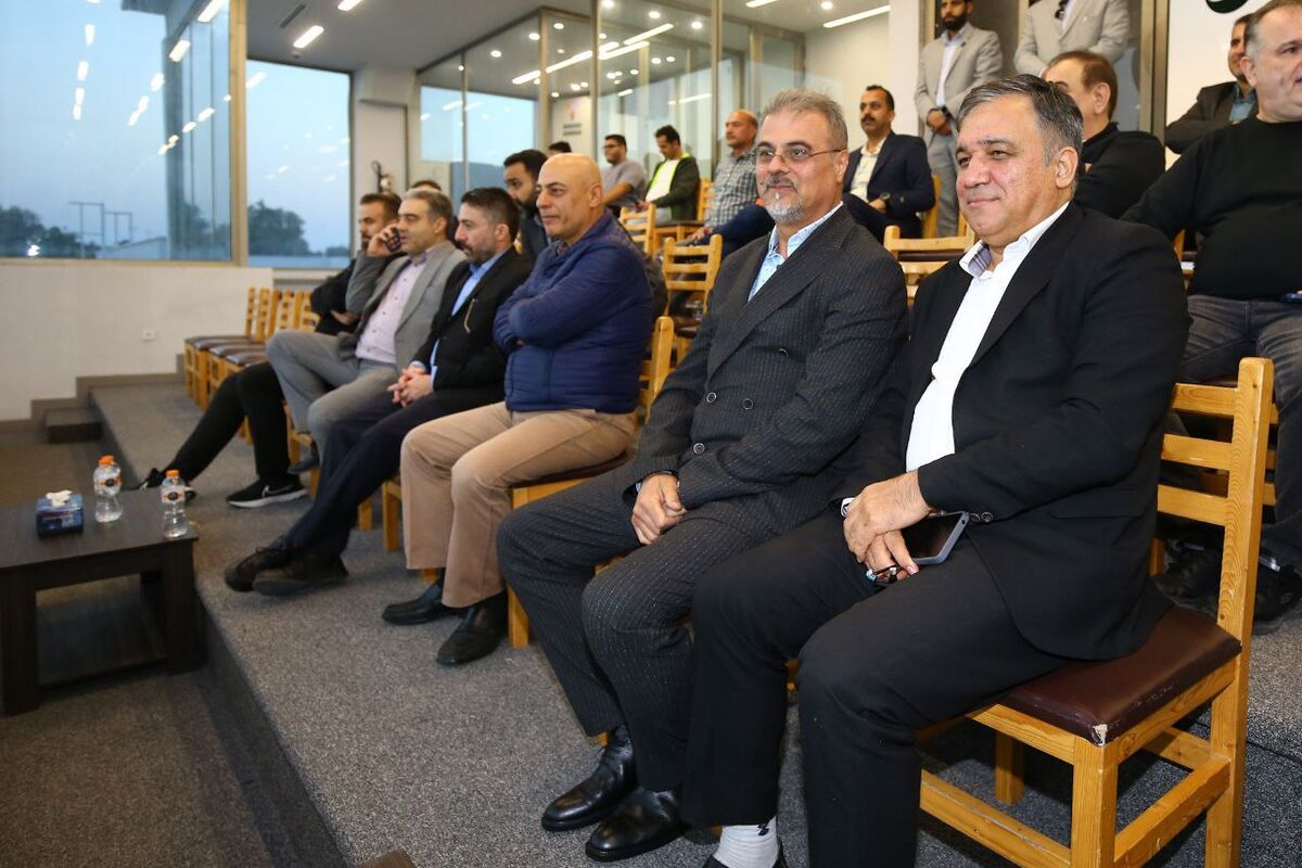 آش استقلال با وجود دو آشپز به این روز افتاد/ مقصر اصلی این وضعیت مالک باشگاه است/ ساپینتو هم فهمید در استقلال هرکسی ساز خودش را میزند آش استقلال با وجود دو آشپز به این روز افتاد/ مقصر اصلی این وضعیت مالک باشگاه است/ ساپینتو هم فهمید در استقلال هرکسی ساز خودش را میزند