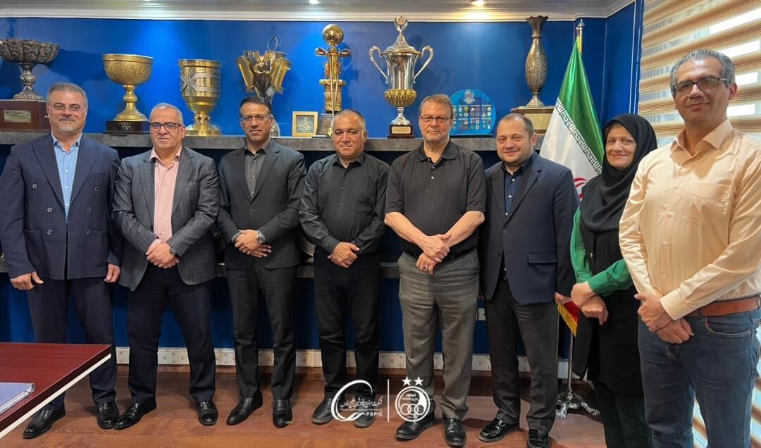 مدیری که در باشگاه علیه حسین حسینی است را نمیشناسم/ حسینی نبود پارسال استقلال سقوط میکرد مدیری که در باشگاه علیه حسین حسینی است را نمیشناسم/ حسینی نبود پارسال استقلال سقوط میکرد